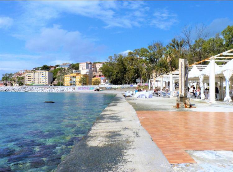 Apartamento En La Playa En Paseo Maritimo Malaga Exterior photo